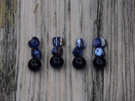 Kraal parelmoer donkerblauw 0,7 cm/kraal zwart kunststof 0,7 cm