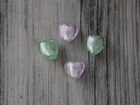 Kraal glas hart groen en roze 1,3 cm