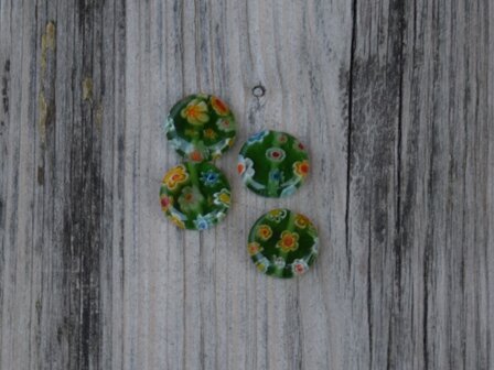 Kraal glas plat groen beschilderd bloem 1,3 cm