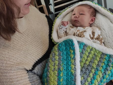 Yarnbox Calming Puff Blanket Green