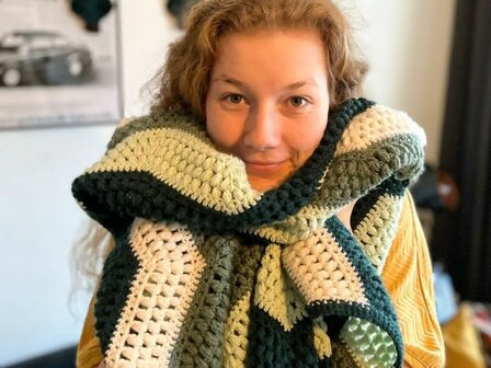 Yarnbox Calming Puff Blanket Green