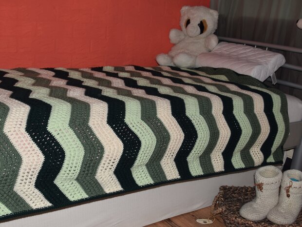 Yarnbox Calming Puff Blanket Green