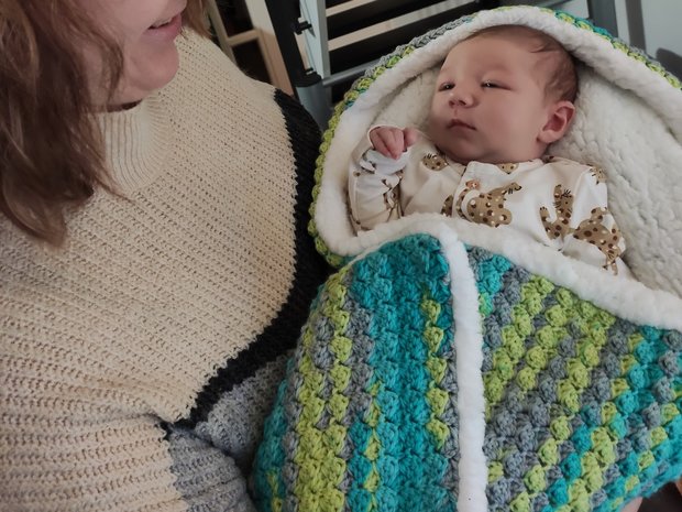 Yarnbox Calming Puff Blanket Green